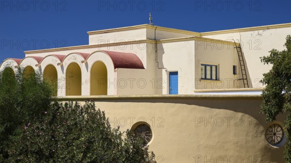 Primary school, Building with arches and Mediterranean flair under a blue sky, Historicism, Art Deco, Rationalism, Portolago, Lakki, Leros, Dodecanese, Greek Islands, Greece