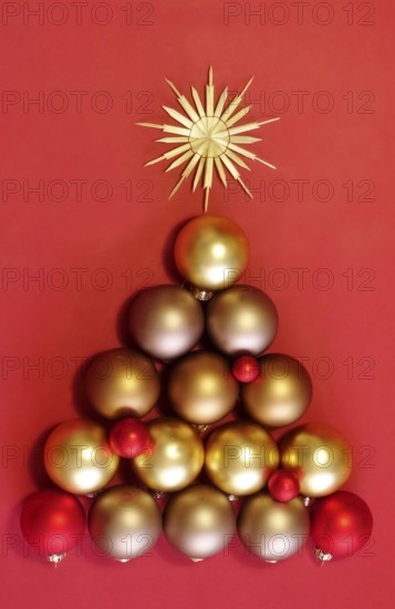 Christmas tree baubles, home-made straw star, Germany