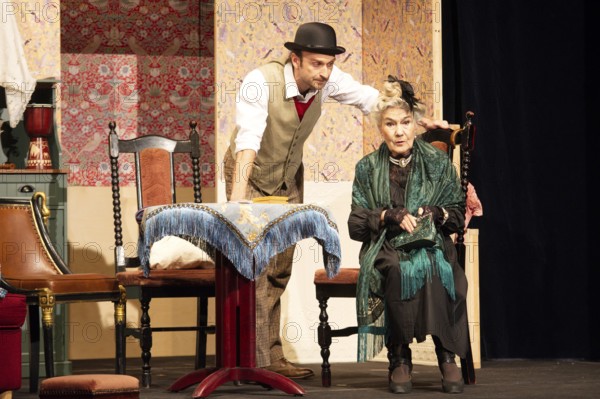 Vera Müller (Mrs Wilberforce), Thilo Herrmann (Prof Marcus), LADYKILLERS, photo rehearsal on 29.09.2025 at the Berlin Crime Theatre, Berlin, premiere: 15.10.2025