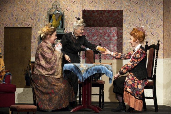 Vera Müller (Mrs Wilberforce), Katrin Martin (G. Livingstone), Jutta Schröder (H. Plimshead), LADYKILLERS, photo rehearsal on 29.09.2025 at the Berliner Kriminaltheater, Berlin, premiere: 15.10.2025