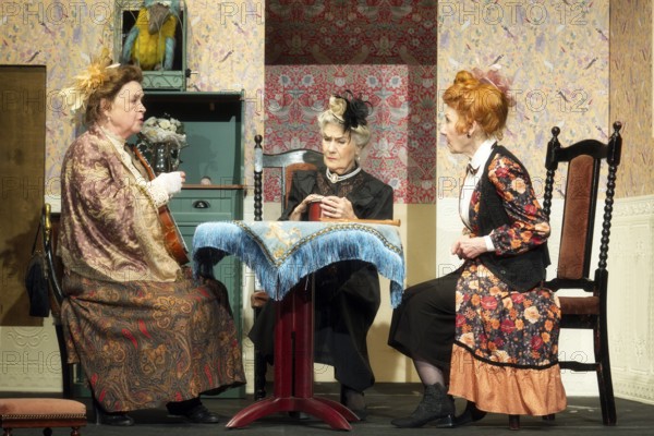 Vera Müller (Mrs Wilberforce), Katrin Martin (G. Livingstone), Jutta Schröder (H. Plimshead), LADYKILLERS, photo rehearsal on 29.09.2025 at the Berliner Kriminaltheater, Berlin, premiere: 15.10.2025