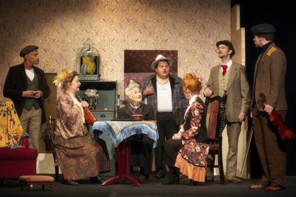 Vera Müller (Mrs Wilberforce), Thilo Herrmann (Prof. Marcus), Silvio Hildebrandt (Dr Courtenay), Pablo Nina Toculescu (Willie Knoxton), Alejandro Ramon Alonso (Mr Thompson, policeman, Mr Gordon), Katrin Martin (G. Livingstone), Jutta Schröder (H. Plimshead) . Gordon), Katrin Martin (G. Plimshead), LADYKILLERS, Photo rehearsal on 29.09.2025 at the Berliner Kriminaltheater, Berlin, Premiere: 15.10.2025