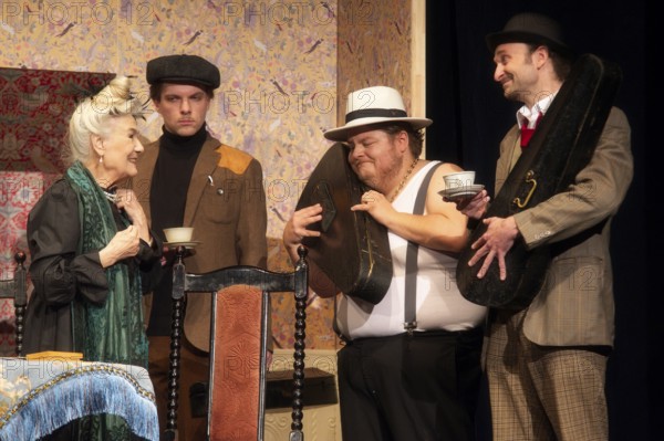 Vera Müller (Mrs Wilberforce), Henning Wolff (Louis Harvey), Pablo Nina Toculescu (Willie Knoxton), Thilo Herrmann (Prof Marcus), LADYKILLERS, photo rehearsal on 29.09.2025 at the Berliner Kriminaltheater, Berlin, premiere: 15.10.2025