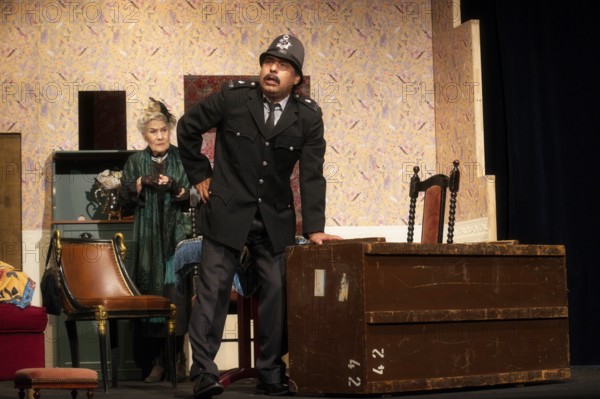 Vera Müller (Mrs Wilberforce), Alejandro Ramon Alonso (Mr Thompson, policeman, Mr Gordon), LADYKILLERS, photo rehearsal on 29.09.2025 at the Berliner Kriminaltheater, Berlin, premiere: 15.10.2025