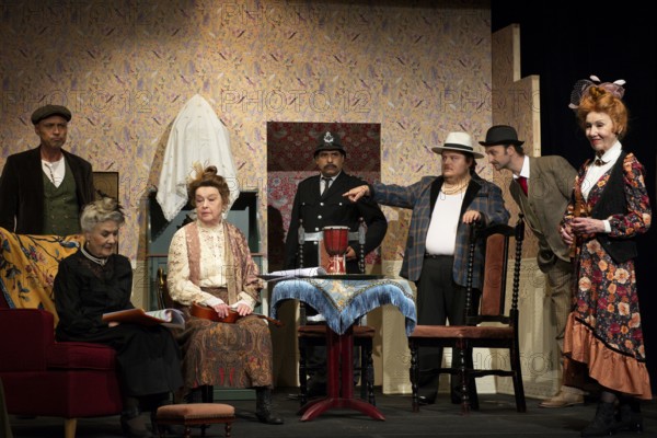 Vera Müller (Mrs Wilberforce), Thilo Herrmann (Prof. Marcus), Silvio Hildebrandt (Dr Courtenay), Pablo Nina Toculescu (Willie Knoxton), Alejandro Ramon Alonso (Mr Thompson, policeman, Mr Gordon), Katrin Martin (G. Livingstone), Jutta Schröder (H. Plimshead) . Gordon), Katrin Martin (G. Plimshead), LADYKILLERS, Photo rehearsal on 29.09.2025 at the Berliner Kriminaltheater, Berlin, Premiere: 15.10.2025