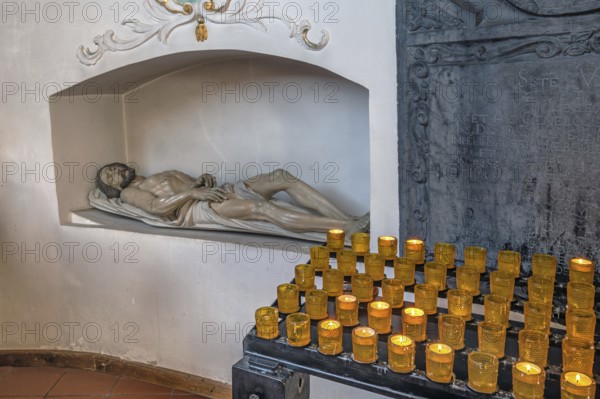 Church of St Gallus and Ulrich, niche with Christ in the tomb and sacrificial lights, Kisslegg, Allgäu, Baden-Württemberg, Germany