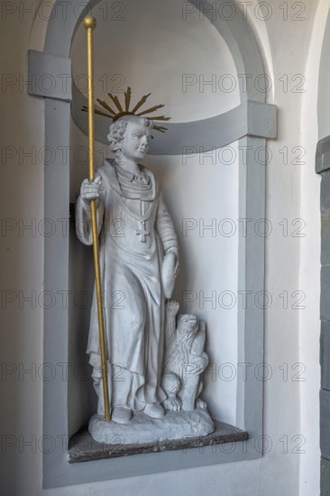 Church of St Gallus and Ulrich, niche with St Gallus and the bear, Kisslegg, Allgäu, Baden-Württemberg, Germany