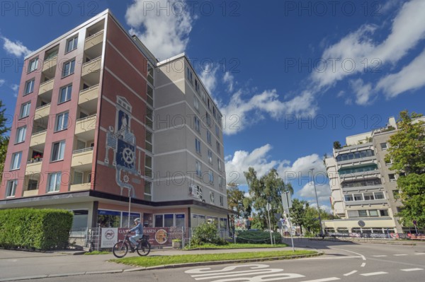 Blue sky. white clouds, Gasthaus Hasen with wall fresco, Kempten, Allgäu, Swabia, Germany