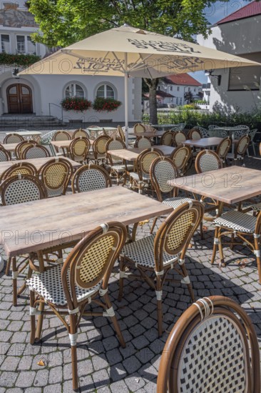 Town hall square with parasol, tables and chairs, Kisslegg, Allgäu, Baden-Württemberg, Germany