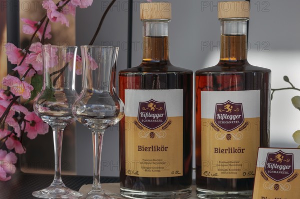 Shop window with bottles and glasses, Kisslegger beer liqueur, Kisslegg, Allgäu, Baden-Württemberg, Germany
