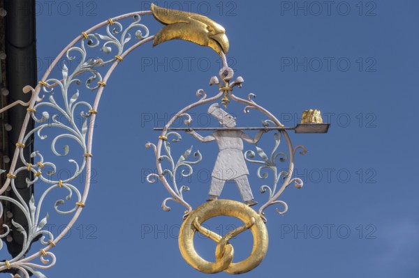 Nose sign, baker figure with Gugelhupf in Kisslegg, Allgäu, Baden-Württemberg, Germany