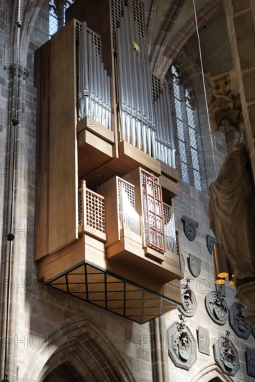 Large organ with wooden panelling and impressive pipes in the church, Church of St. Lawrence, Nuremberg, Middle Franconia, Franconia, Bavaria, Germany