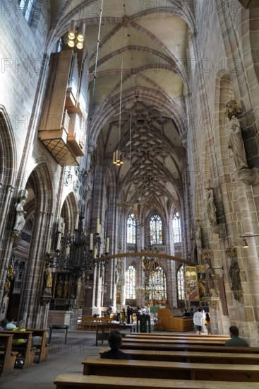 Large nave with impressive Gothic architecture and stained glass windows, St. Lawrence Church, Nuremberg, Middle Franconia, Franconia, Bavaria, Germany