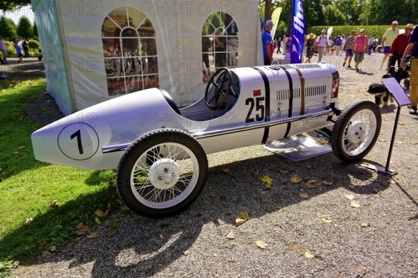 DKW, year of construction 1931, Oldtimer Classic, Gala International Concours d'Elegance Schwetzingen 2025, Germany, Europe, Silver-coloured vintage racing car with starting number 25 in the sun