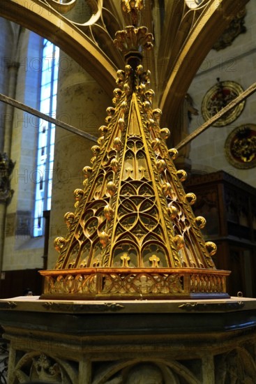 The interior of the largest Protestant church in Germany. It has the world's highest church tower, Ulm Cathedral, Germany, Europe, Close-up of an ornately decorated, gilded altar shrine in the cathedral, Ulm