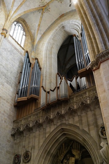 The interior of the largest Protestant church in Germany. It has the world's highest church tower, Ulm Minster, Germany, Europe, Large church organ made of wood and metal, surrounded by Gothic elements, Ulm