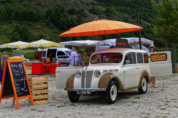 A white vintage car at a market, decorated with oranges, Provence, Département Alpes-de-Haute-Provence, Region Provence-Alpes-Côte dAzur, South of France, France, Europe, No AI