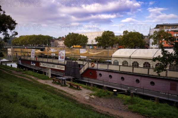Theaterschiff Stuttgart, Rosensteinbrücke, Neckar Bad Cannstatt, Stuttgart, Baden-Württemberg, Germany