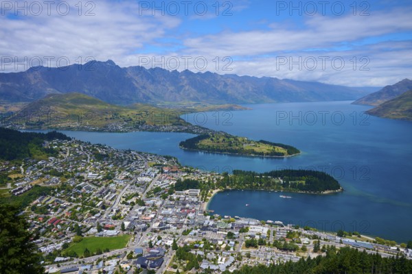 Panorama of a town on the edge of a lake, surrounded by mountains and picturesque landscape, Queenstown, Queenstown-Lakes District, Otago, South Island, New Zealand