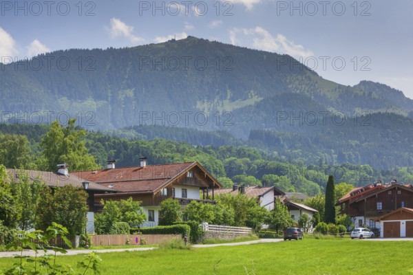 Hochries mountain and residential building, Grainbach, Samerberg, Chiemgau, Upper Bavaria, Bavaria, Germany