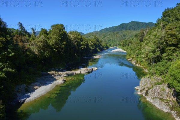 River with sandbanks and wooded hills surrounded by nature, Buller River, Murchison, Tasman, South Island, New Zealand
