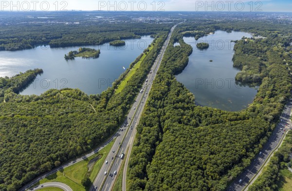 Aerial view, Elbsee with Elbsee island and Unterbacher See with Sonneninsel, motorway A46, Unterbach, Düsseldorf, Ruhr area, North Rhine-Westphalia, Germany, motorway, DE, Europe, green trees, landscape, landscape forms, aerial view, aerial photography, aerial photography, lake, road traffic, overview, bird's eye view, birds-eyes view, green lung, overview