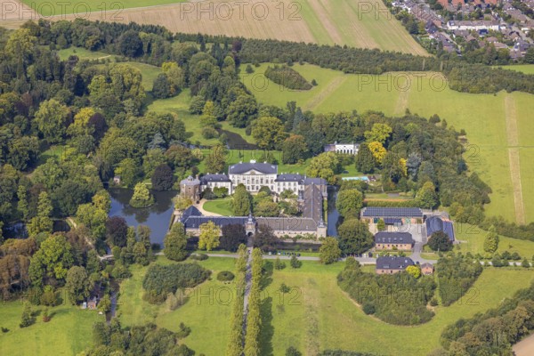 Aerial view, Schloss Heltorf moated castle with castle park and landscape garden, Angermund, Düsseldorf, Ruhr area, North Rhine-Westphalia, Germany, castle, DE, Europe, moat, manor house, manor building, aerial view, aerial photography, aerial photography, castle, overview, defence system, bird's-eye view, moated castle, moated moat, moated castle, bird's-eye view, overview