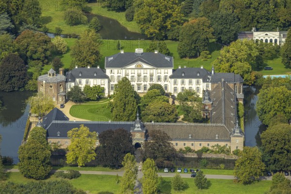 Aerial view, Schloss Heltorf moated castle with castle park and landscape garden, Angermund, Düsseldorf, Ruhr area, North Rhine-Westphalia, Germany, castle, DE, Europe, moat, manor house, manor building, aerial view, aerial photography, aerial photography, castle, overview, defence system, bird's-eye view, moated castle, moated moat, moated castle, bird's-eye view, overview