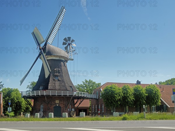 Galerieholländer, windmill, part of the Frisian Mill Road, monument, Bagband, East Frisia, Germany, Lower Saxony, Germany