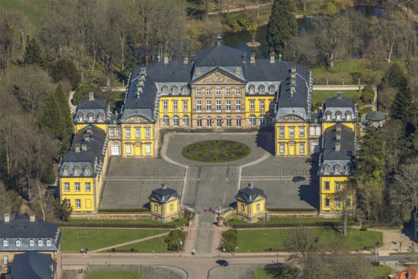 Aerial view, Bad Arolsen residential castle, Bad Arolsen castle, WELCOME HOTEL BAD AROLSEN, Bad Arolsen, Waldeck-Frankenberg district, Hesse, Germany, DEU, Europe, birds-eyes view, aerial photography, aerial photography, overview, bird's eye view, baroque castle in Bad Arolsen, baroque building, castle complex, residential castle