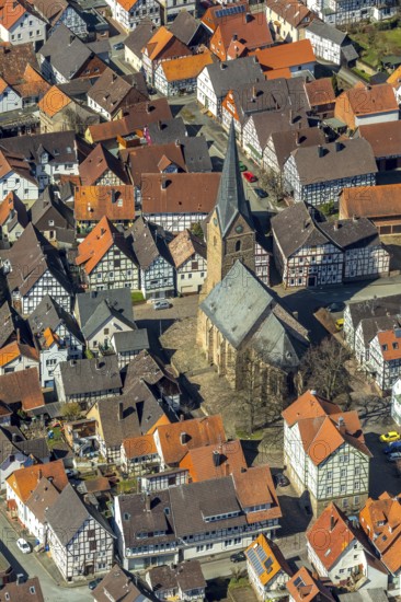 Aerial view, district Mengerinhausen in Bad Arolsen, with St-Georg-Kirche is a gothic hall church typical for the late Middle Ages, district Waldeck-Frankenberg, Hesse, Germany, Bad Arolsen, DEU, Europe, birds-eyes view, aerial view, aerial photography, aerial photography, overview, overview, bird's eye view, town centre, village centre, town church, gothic style, hall church