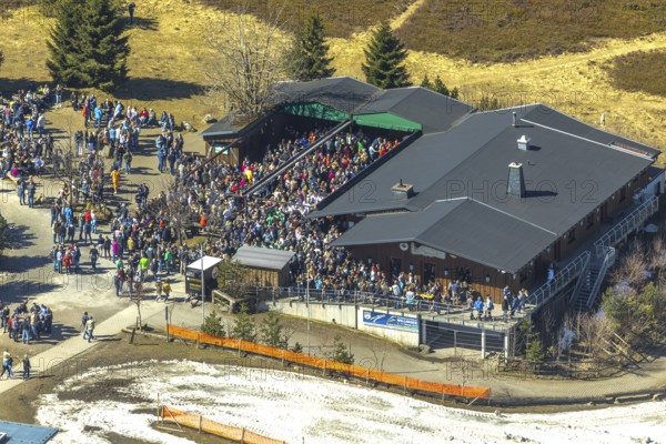 Aerial view, Ettelsberg with Ettelsturm, Siggis Hütte, cosy mountain inn at the cable car stop, in Willingen in Hesse. Willingen (Upland), district Waldeck-Frankenberg in Hesse, Hesse, Germany, Willingen (Upland), DEU, Europe, birds-eyes view, aerial view, aerial photography, aerial photography, overview, overview, bird's eye view