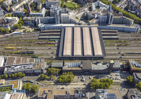 Aerial view, central station Hbf, covered platforms and tracks, city centre, Düsseldorf, Ruhr area, North Rhine-Westphalia, Germany, railway area, railway station, DE, Deutsche Bahn AG, Europe, track systems, tracks, central station, Hbf, aerial view, aerial photography, aerial photography, overview, bird's-eye view, overview