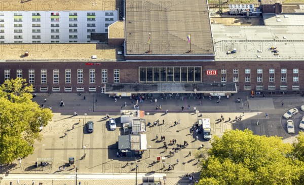 Aerial view, central station Hbf and station forecourt, city centre, Düsseldorf, Ruhr area, North Rhine-Westphalia, Germany, railway area, railway station, station building, station forecourt, DE, Deutsche Bahn AG, Europe, track systems, tracks, central station, Hbf, aerial view, aerial photography, aerial photography, overview, bird's-eye view, overview