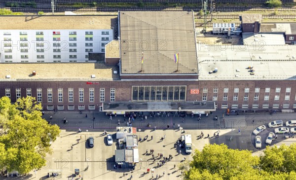 Aerial view, central station Hbf and station forecourt, city centre, Düsseldorf, Ruhr area, North Rhine-Westphalia, Germany, railway area, railway station, station building, station forecourt, DE, Deutsche Bahn AG, Europe, track systems, tracks, central station, Hbf, aerial view, aerial photography, aerial photography, overview, bird's-eye view, overview