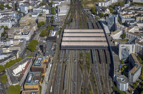 Aerial view, central station Hbf, covered platforms and tracks, city centre, Düsseldorf, Ruhr area, North Rhine-Westphalia, Germany, railway area, railway station, DE, Deutsche Bahn AG, Europe, track systems, tracks, central station, Hbf, aerial view, aerial photography, aerial photography, overview, bird's-eye view, overview