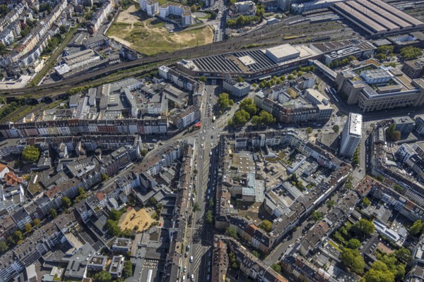 Aerial view, Worringer Platz, crossroads Kölner Straße, street traffic, cafe with red sunshades, city centre, Düsseldorf, Ruhr area, North Rhine-Westphalia, Germany, DE, Europe, aerial view, aerial photography, aerial photography, crossroads, overview, bird's-eye view, overview