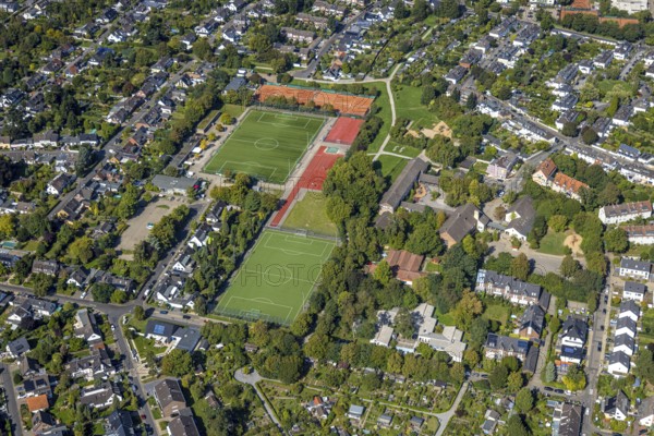 Aerial view, district sports facility Unterrath, football stadium and tennis courts Düsseldorfer Tennisfreunde e.V. DTF, St.Bruno-Schule Grundschule und Elsa-Brandström-Schule, Kita Kindergarten Hokuspokus, Unterrath, Düsseldorf, Ruhr area, North Rhine-Westphalia, Germany, education, educational institution, DE, Europe, football, football pitch, football stadium, primary school, kindergarten, day care centre, day care centre, day care centre, educational institution, aerial view, aerial photography, aerial photography, school, sport, sports facility, sports field, tennis, tennis facility, tennis court, tennis courts, tennis club, overview, bird's-eye view, bird's-eye view, overview
