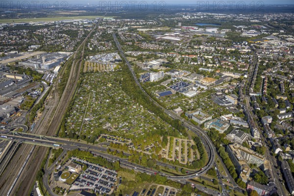 Aerial view, Mörsenbroicher Ei road connection, bridge Grashoffstraße, allotment garden associations Kittelbach, Heckenröschen e.V. and Trockene Erde, railway line connection to the airport, behind Mercedes-Benz Group AG loading area, on the right industrial estate Vogelsanger Straße, Mörsenbroich, Düsseldorf, Ruhr area, North Rhine-Westphalia, Germany, DE, Europe, aerial view, aerial photography, aerial photography, overview, bird's-eye view, overview