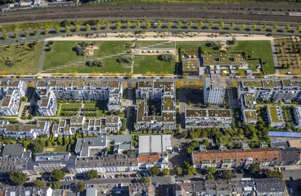 Aerial view, Maurice-Ravel-Park and playground, Marc-Chagall-Straße with housing estate, Toulouser Allee with tree avenue at the railway line, Pempelfort, Düsseldorf, Ruhr area, North Rhine-Westphalia, Germany, DE, Europe, property tax, real estate, aerial view, aerial photography, aerial photography, overview, bird's-eye view, housing estate, living and living, residential area, quality of living, residential quarter, housing estate, residential area, birds-eyes view, overview