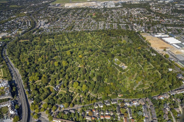 Aerial view, North cemetery with green trees and cemetery of the Jewish community Düsseldorf K.d.ö.R., federal road B8, Derendorf, Düsseldorf, Ruhr area, North Rhine-Westphalia, Germany, burial site, DE, Europe, cemetery, memorial, Gottesacker, graves, burial ground, aerial view, aerial photography, aerial photography, resting place, road traffic, overview, bird's-eye view, overview