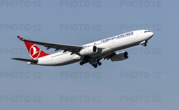 An Airbus A320-300 of Turkish Airlines takes off, Schönefeld, 28/09/2025, Schönefeld, Brandenburg, Germany