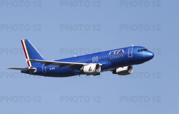 An Airbus A320-216 of the Italian airline ITA Airways. However, the aircraft is registered in Ireland, Schönefeld, 28/09/2025, Schönefeld, Brandenburg, Germany