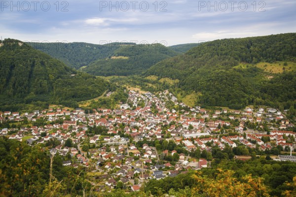 View of Lichtenstein-Unterhausen, houses, streets, buildings, trees, mountains, Unterhausen, municipality of Lichtenstein, Baden-Württemberg, Germany