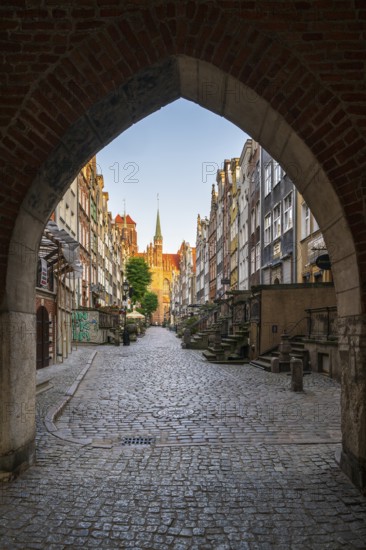View through Tor tor into Frauengasse, Ulica Mariacka, Gdansk, Gdansk, Poland