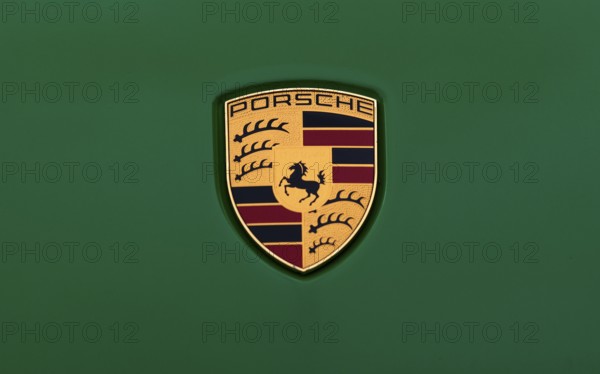 Crest, logo, emblem, on Porsche Macan GTS, viper green, green, Stuttgart, Baden-Württemberg, Germany
