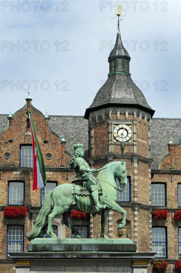 Jan Wellem equestrian statue, town hall on the market square, Old Town, Düsseldorf, Rhineland, North Rhine-Westphalia, North Rhine-Westphalia, Germany