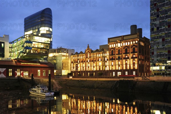 Modern architecture at the commercial harbour, Medienhafen, Düsseldorf, Rhineland, North Rhine-Westphalia, North Rhine-Westphalia, Germany