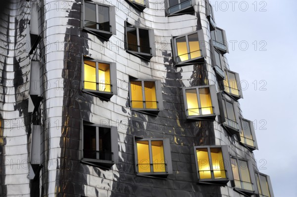 Neuer Zollhof, Gehry buildings, modern architecture at the commercial harbour, Medienhafen, Düsseldorf, Rhineland, North Rhine-Westphalia, North Rhine-Westphalia, Germany