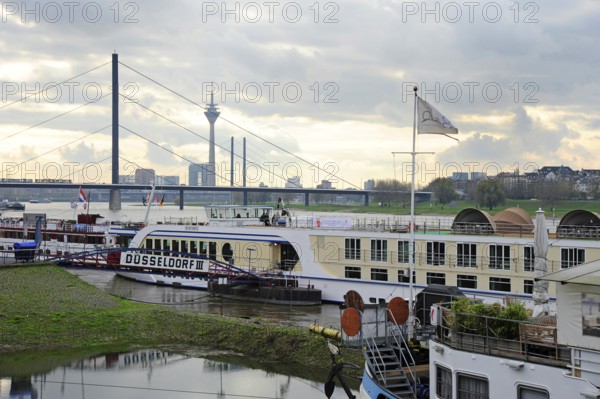 Excursion boats in front of the Oberkasseler Brücke, on the Tonhallenufer, Pempelfort district, Düsseldorf, Rhineland, North Rhine-Westphalia, North Rhine-Westphalia, Germany